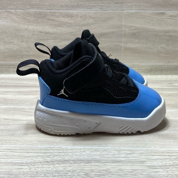 Jordan Max Aura 2 Black University Blue Men NIKE / Air Jordan Max Aura 2 Black University Blue Sneakers Size 4